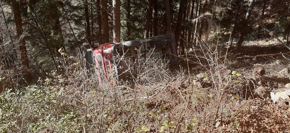 L’incidente sulla strada forestale: precipita con il camion nella scarpata